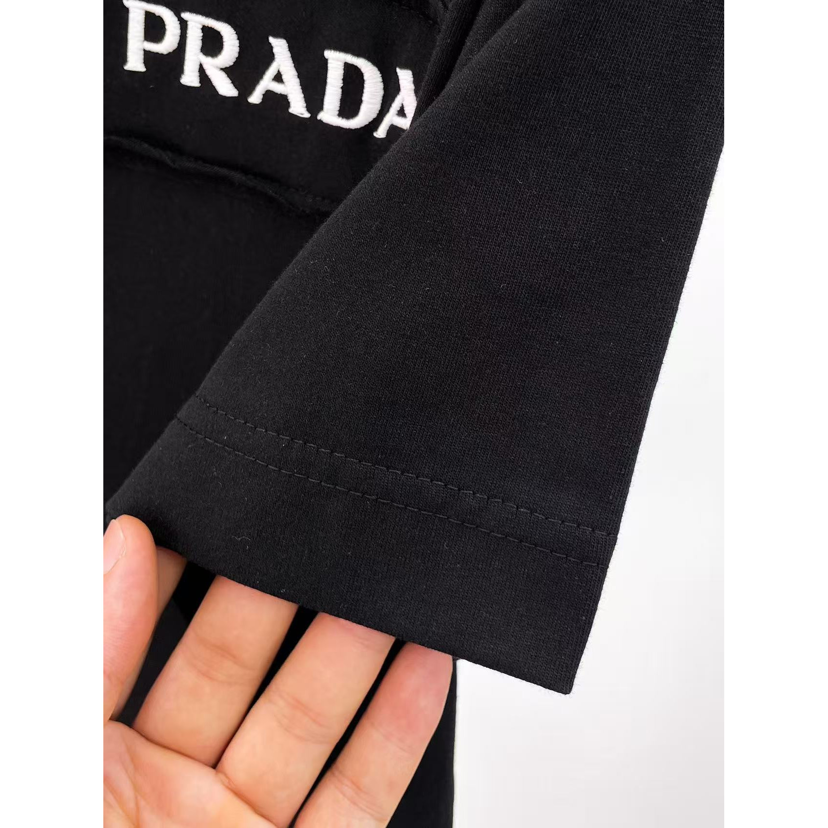 <p>PRADA&nbsp;专柜新款短袖T恤(黑)</p>