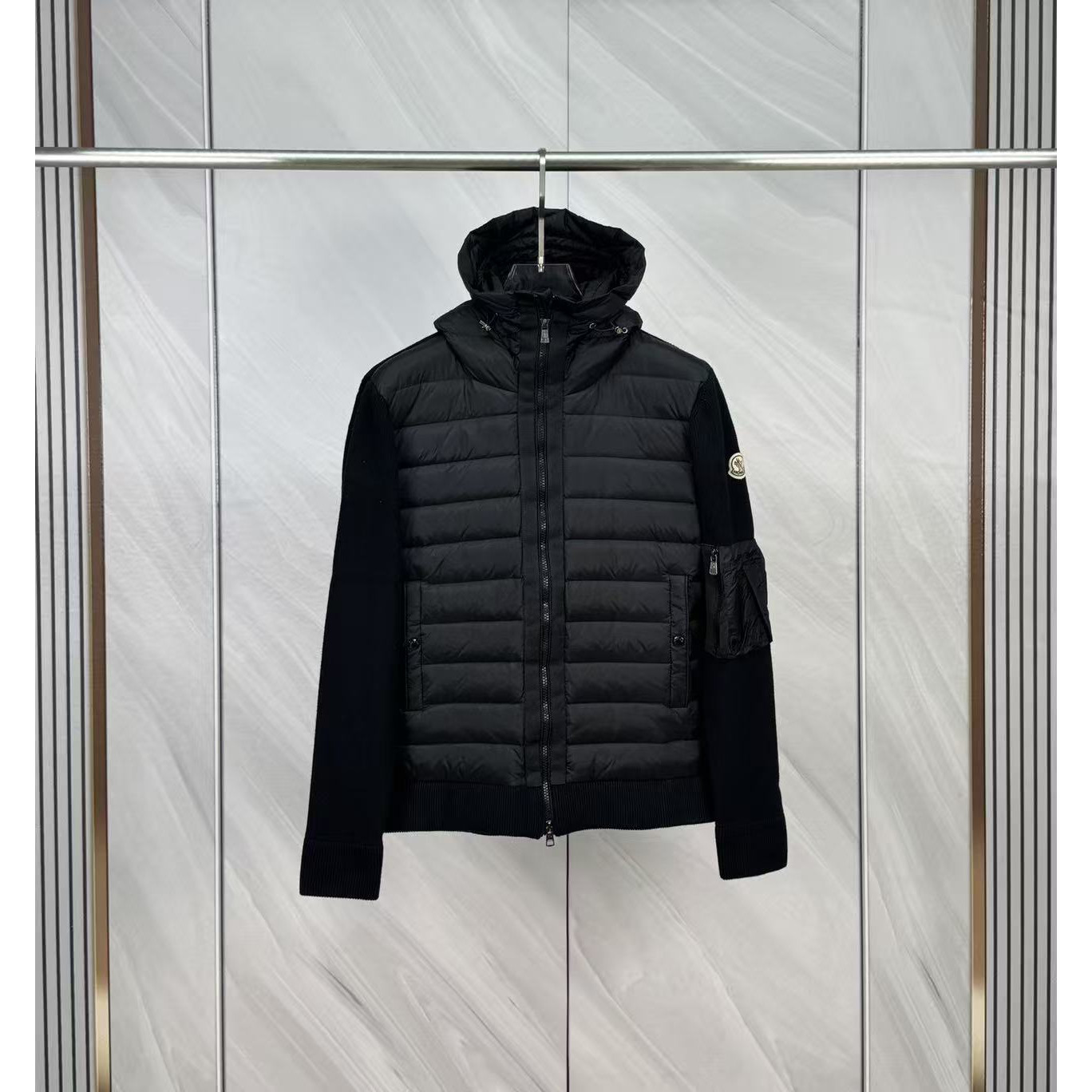 <p>Moncler 羊毛连帽针织男士羽绒服(黑)</p>
