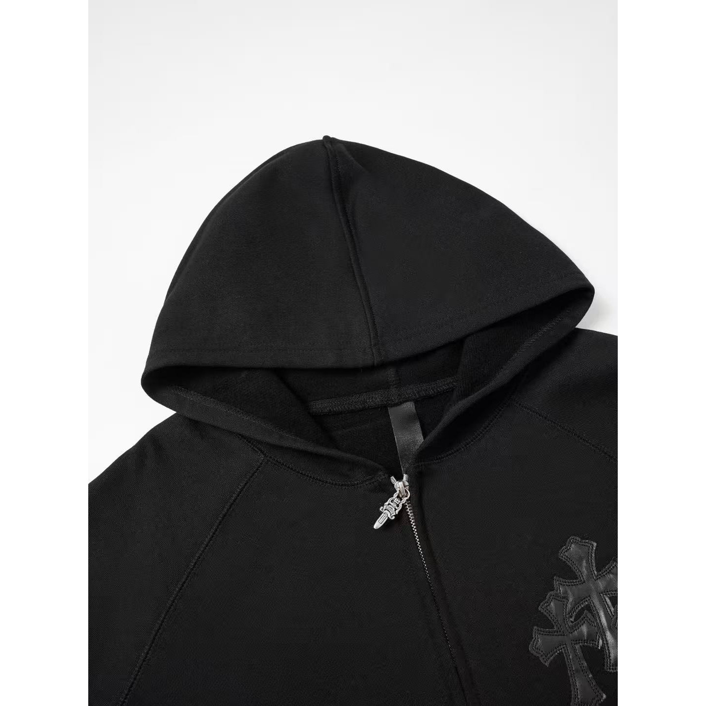 <p>CHROME HEARTS 三花十字架皮标拉链连帽外套(黑)</p>