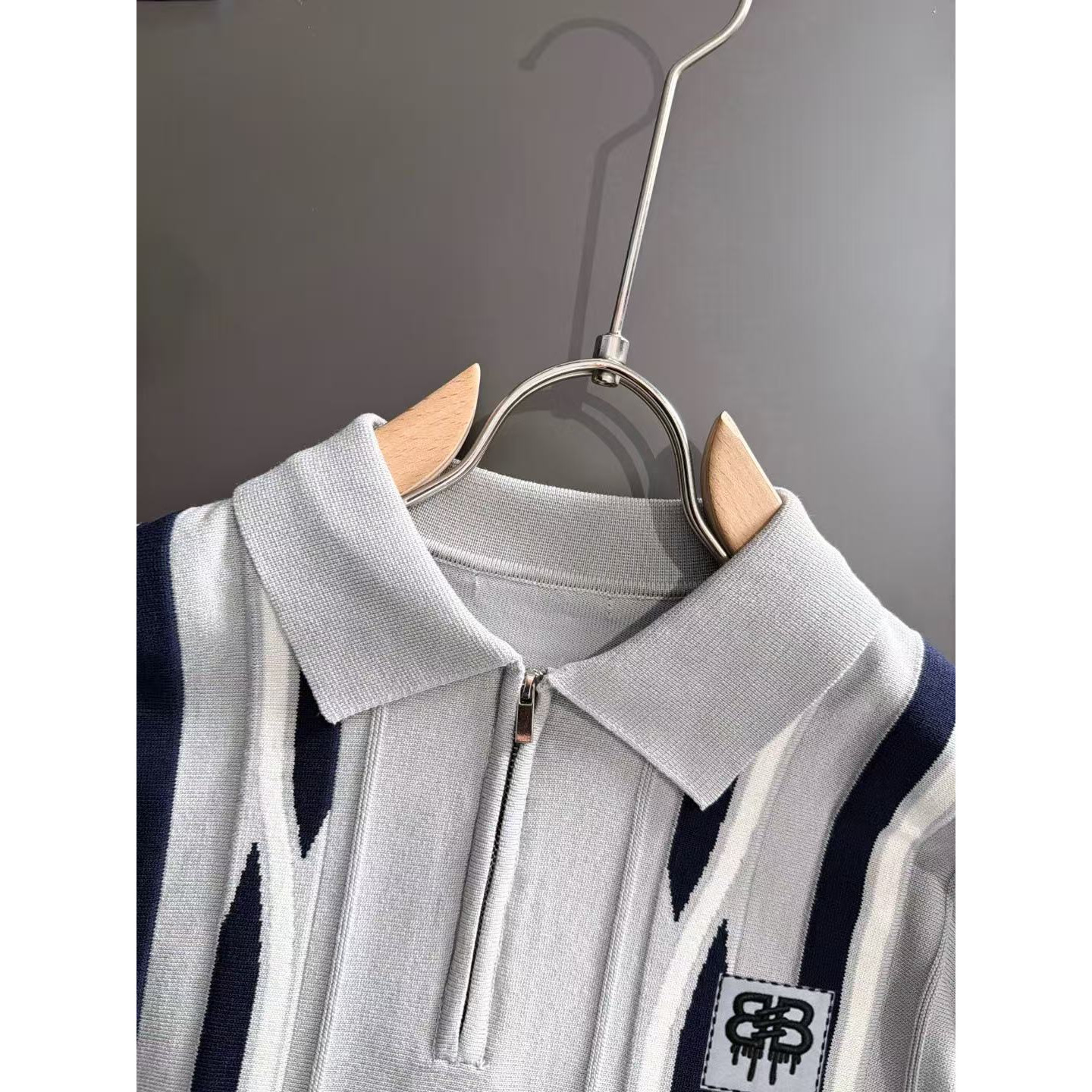 <p>Balenciaga 男款短袖T恤(786930)</p>