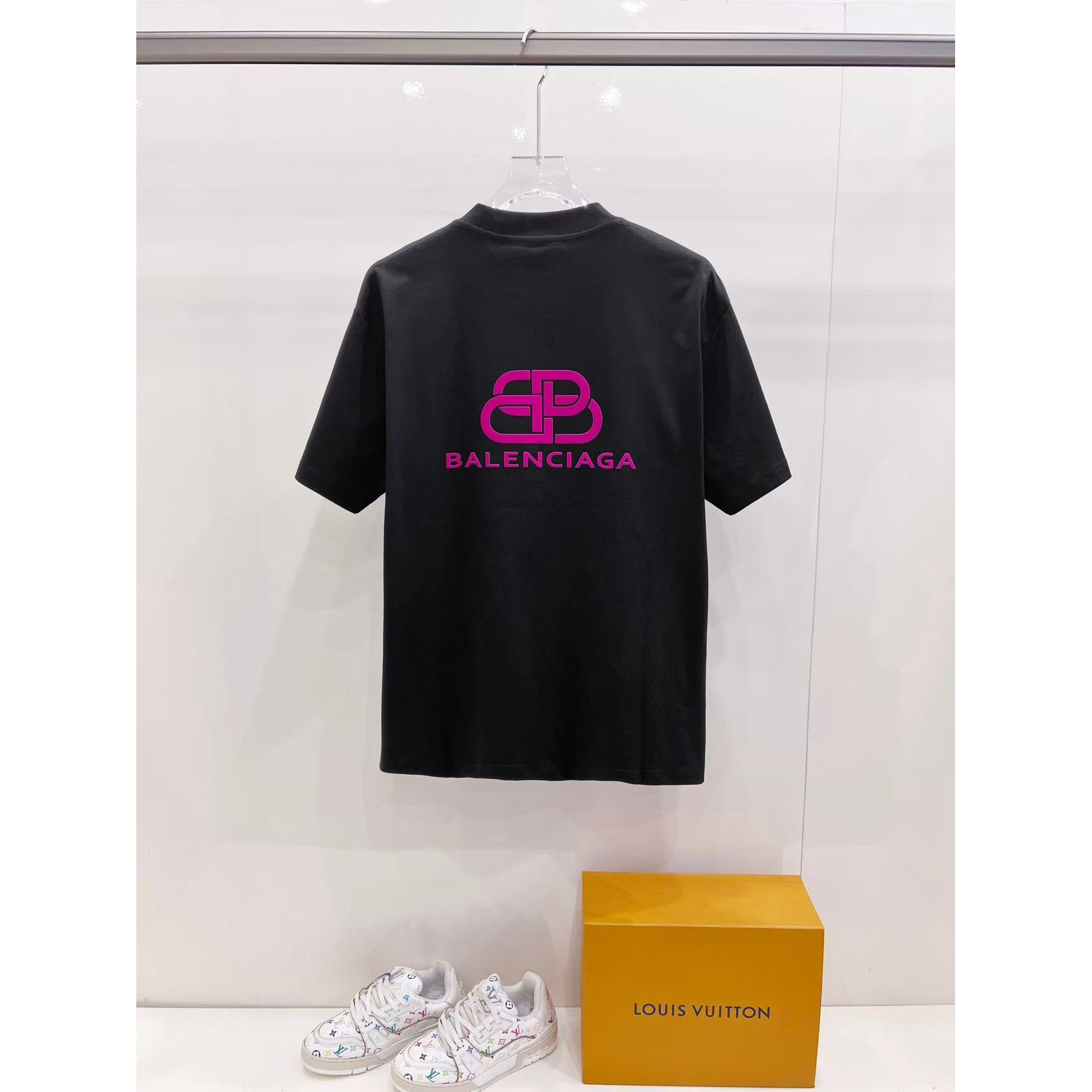 <p>Balenciaga 短袖T恤(黑)&nbsp;</p>