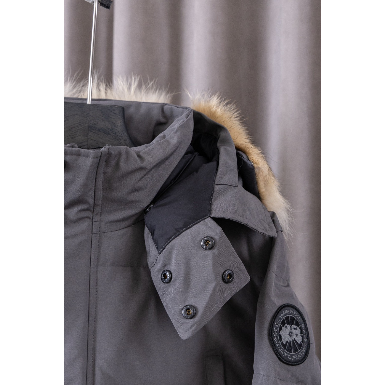 <p>Canada Goose 顶级狼毛Wyndham 2048M &nbsp;29款 系列派克大衣羽绒服(灰色黑标)</p>