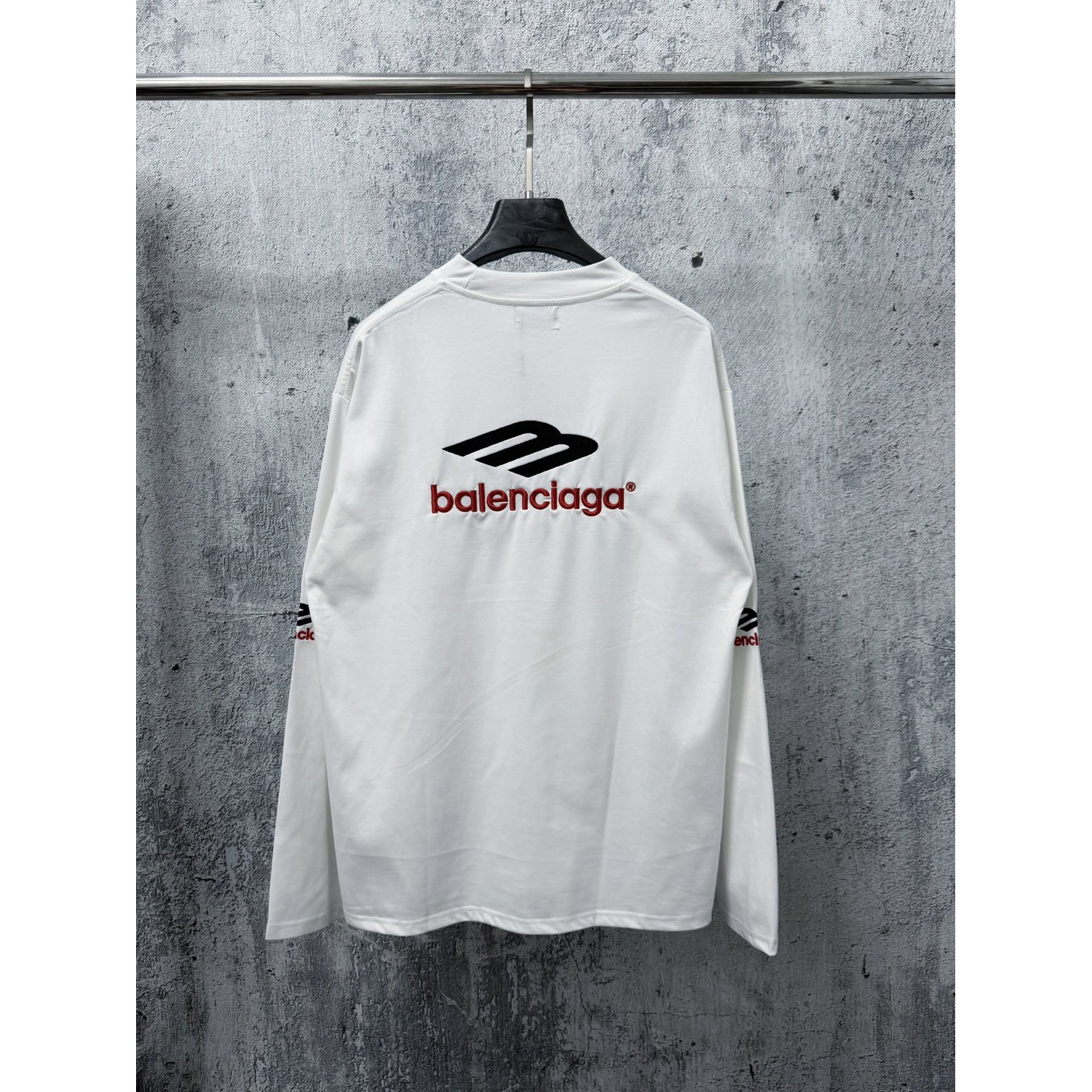 <p>BALENCIAGA Logo刺绣长袖(白)</p>