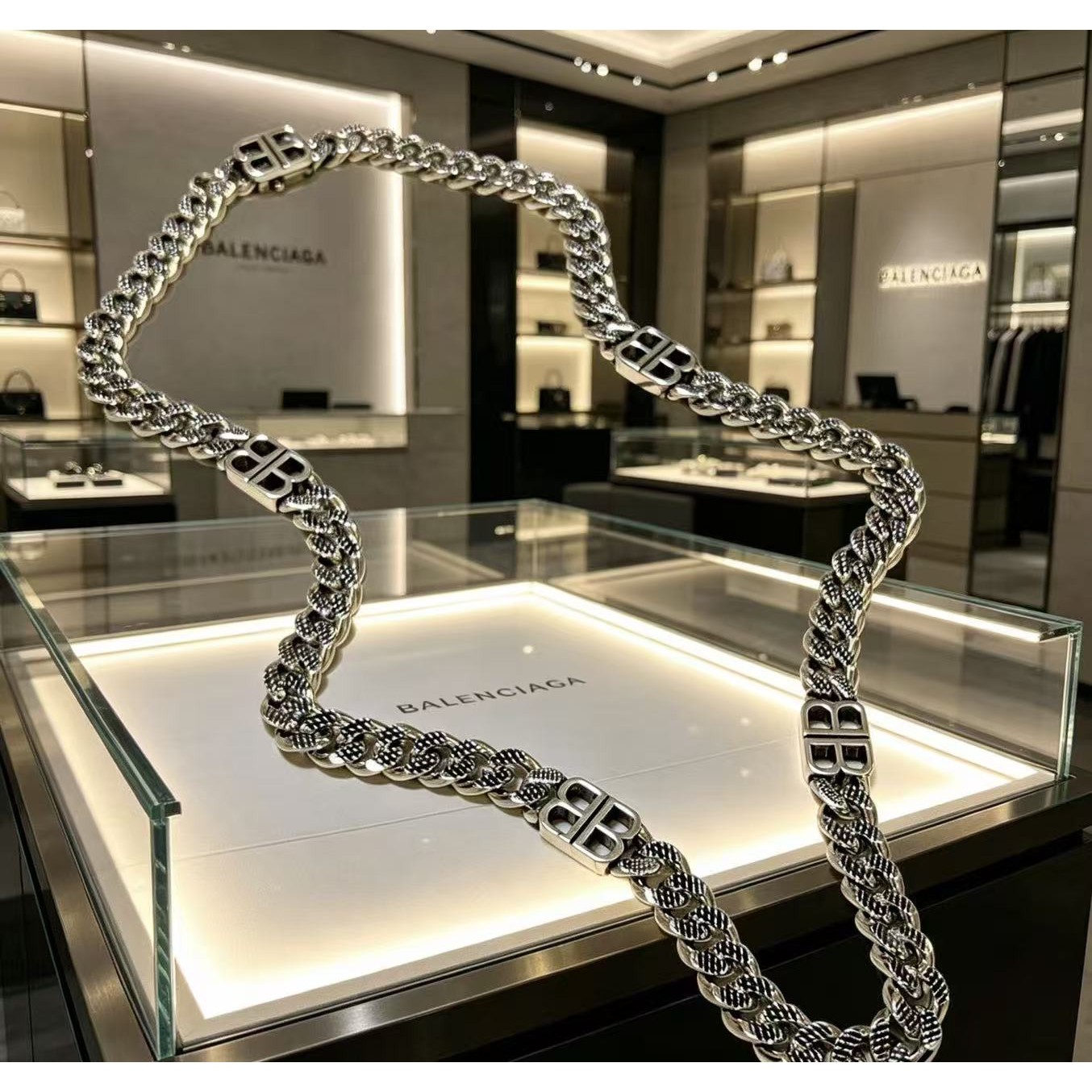<p>Balenciaga&nbsp;项链</p>