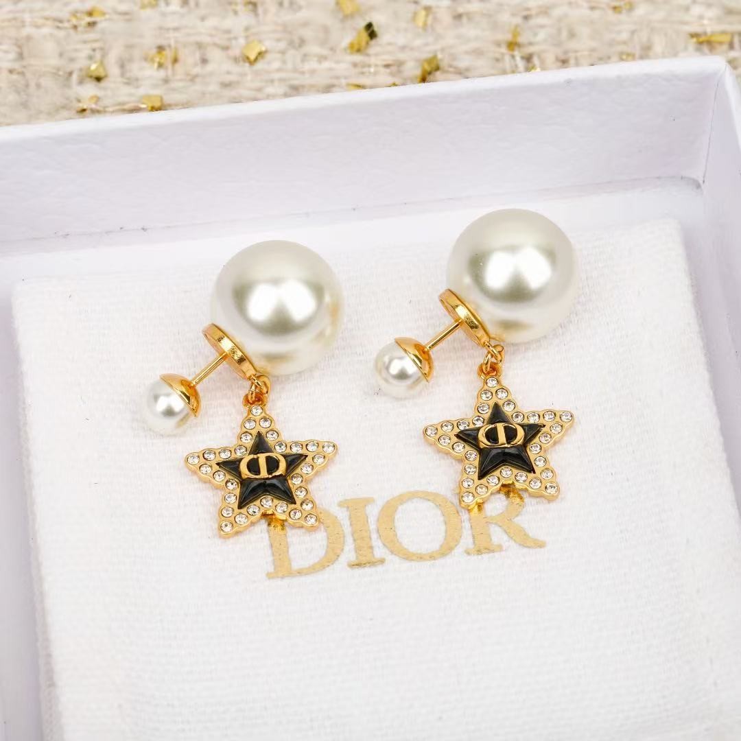 <p>DIOR&nbsp;五角星CD珍珠耳钉</p>