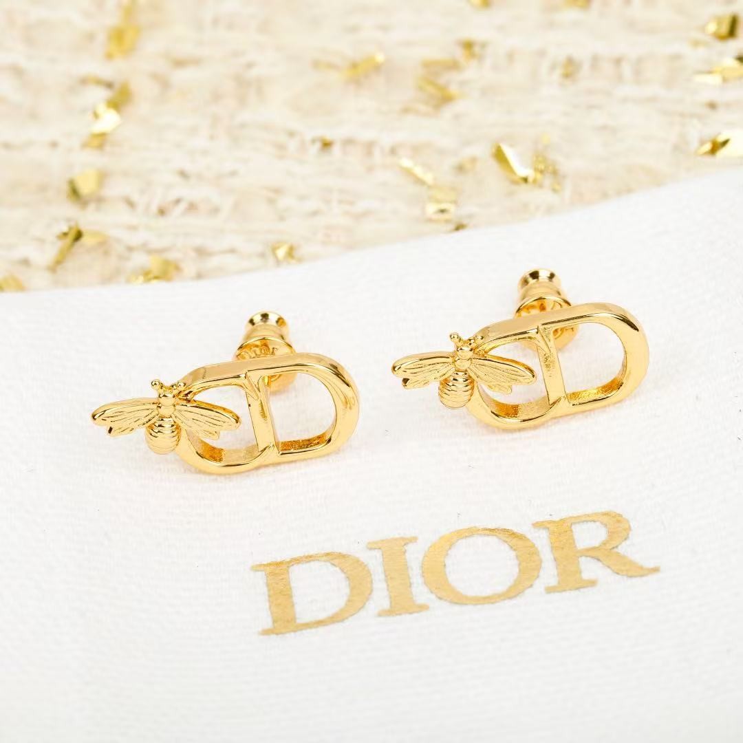 <p>DIOR&nbsp;蜜蜂耳钉</p>