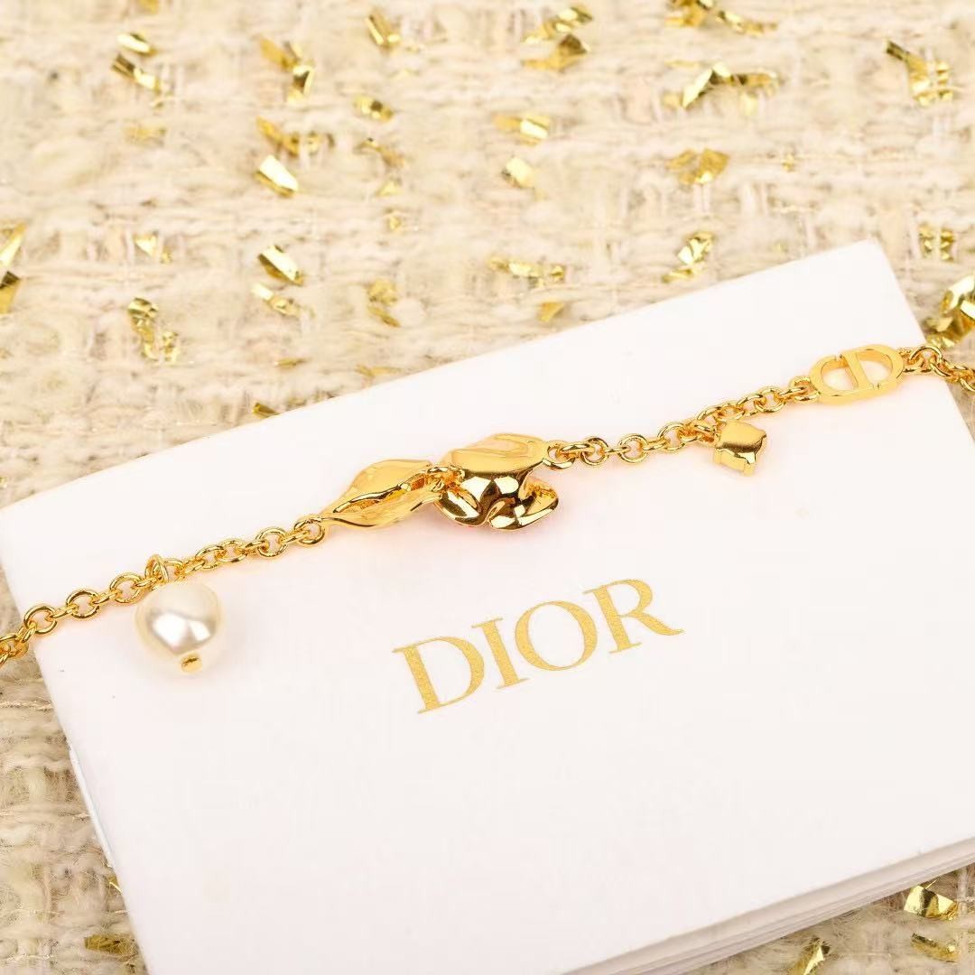 <p>DIOR&nbsp;玫瑰花手链</p>