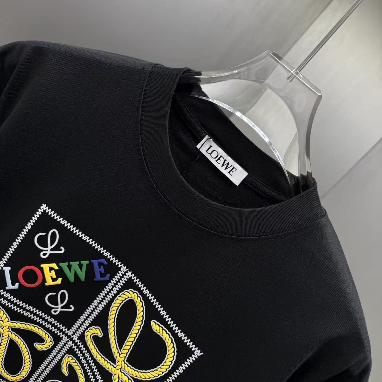 <p>LOEWE 短袖T恤(黑)</p>
