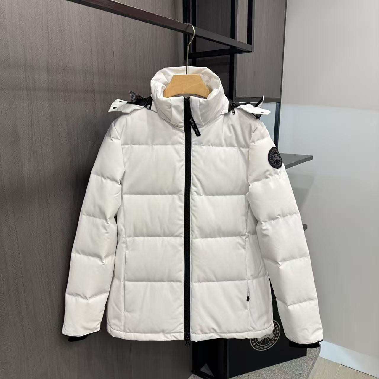 <p>Canada Goose Chelse*派克大衣羽绒服(白色黑標)</p>