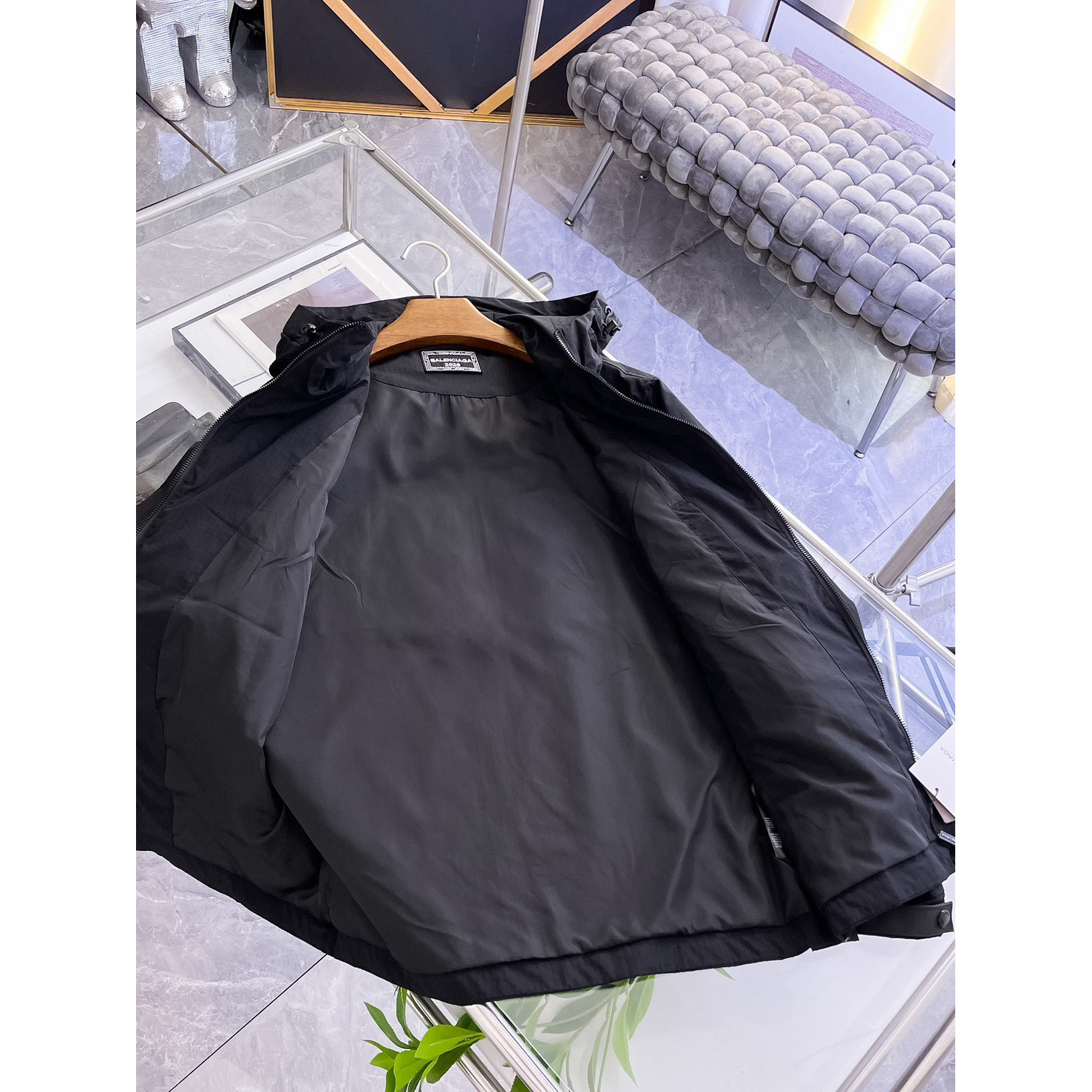 <p>Balenciaga 男士夹克外套(黑)</p>