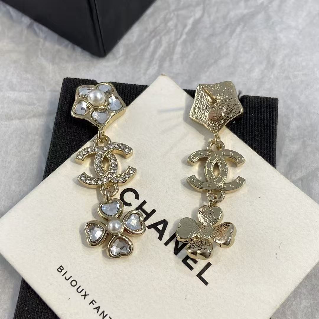 <p>CHANEL 山茶花四叶草耳环</p>
