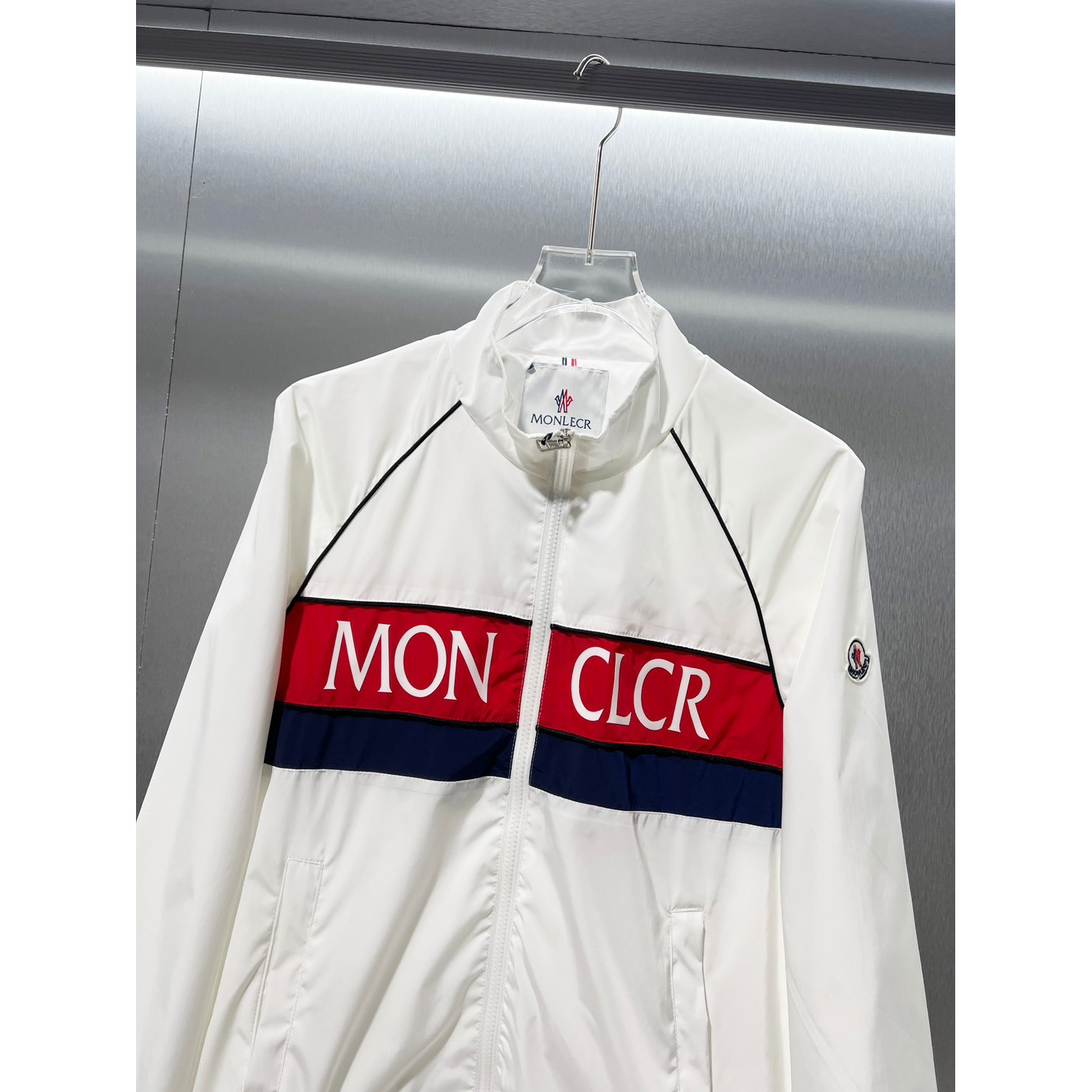 <p>MONCLER&nbsp;夹克外套(白)</p>