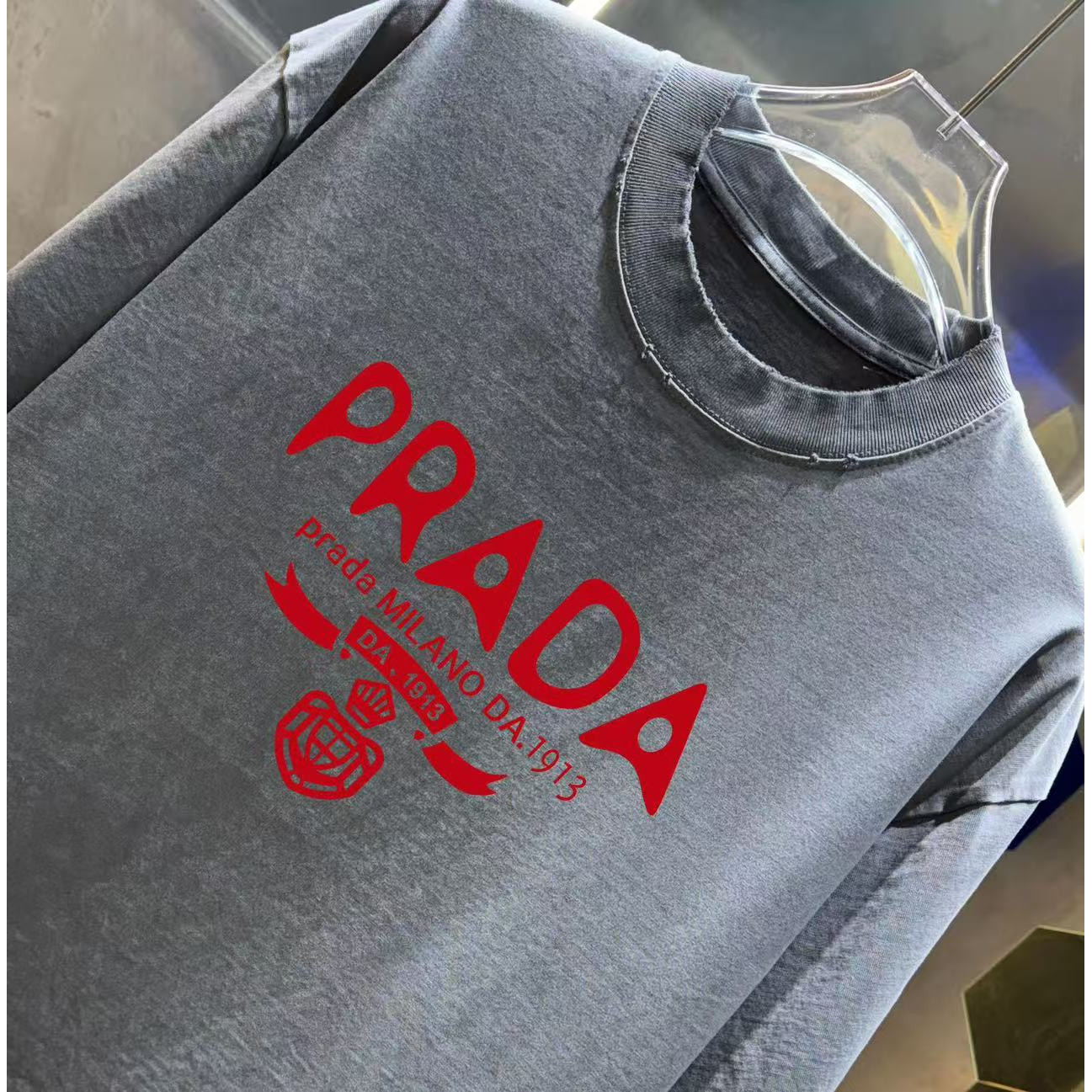 <p>PRADA 洗水磨破短袖T恤(洗水黑)</p>
