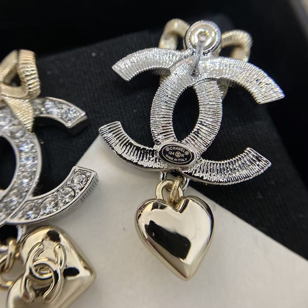<p>CHANEL 浅金蝴蝶结银双耳钉</p>