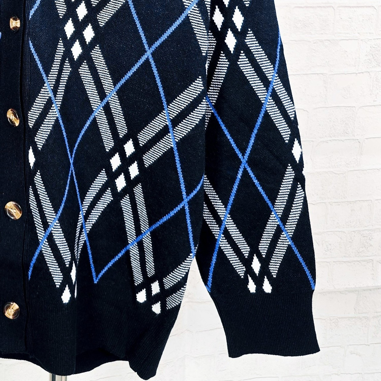 <p>BURBERRY&nbsp;情侣V领针织开衫毛衣(黑GJ44)</p>