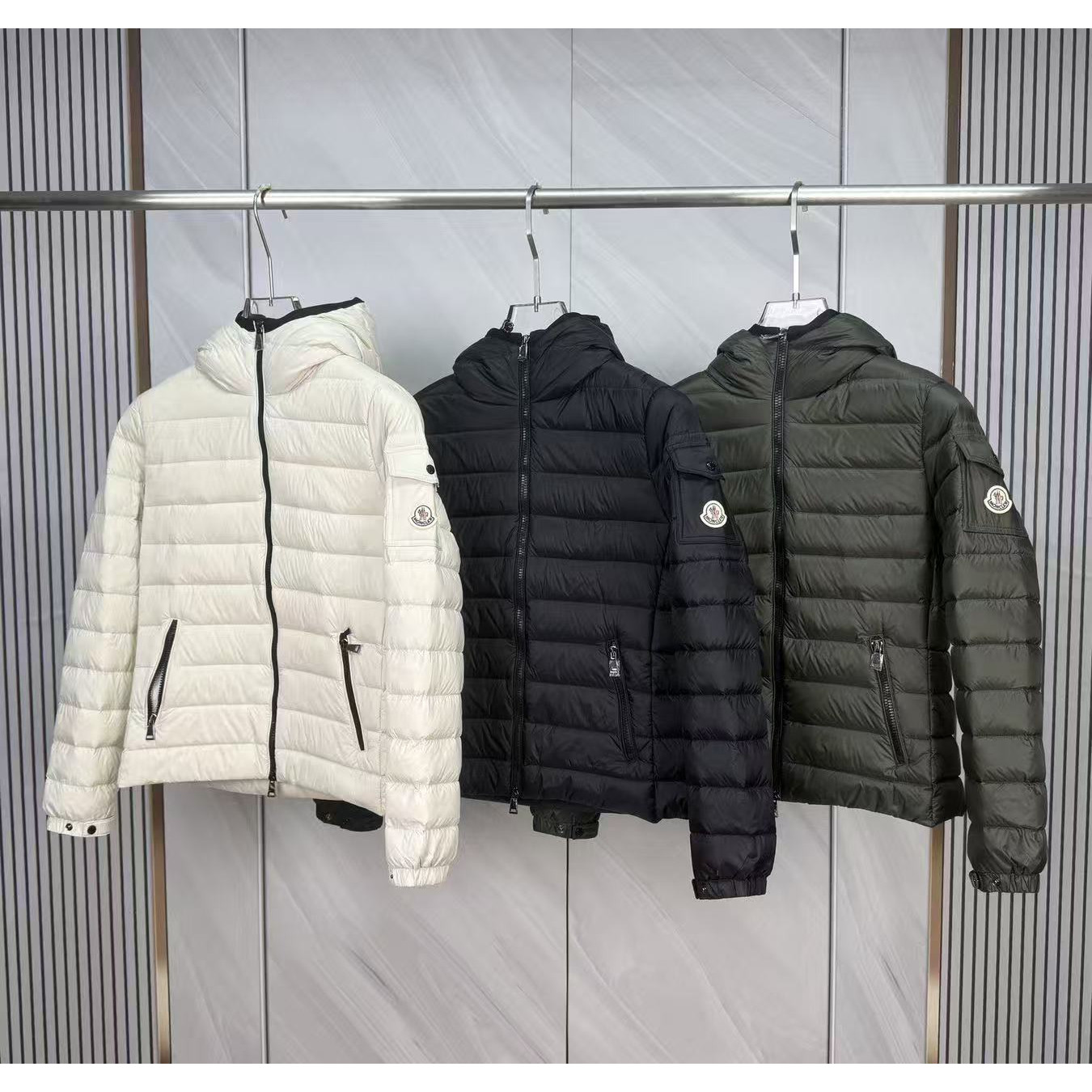 <p>Moncler Bles系列羽绒服(軍綠)</p>