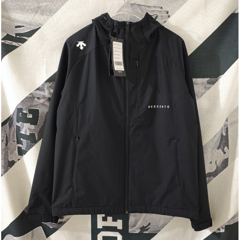<p>DESCENTE 連帽拉鍊外套(黑)</p>