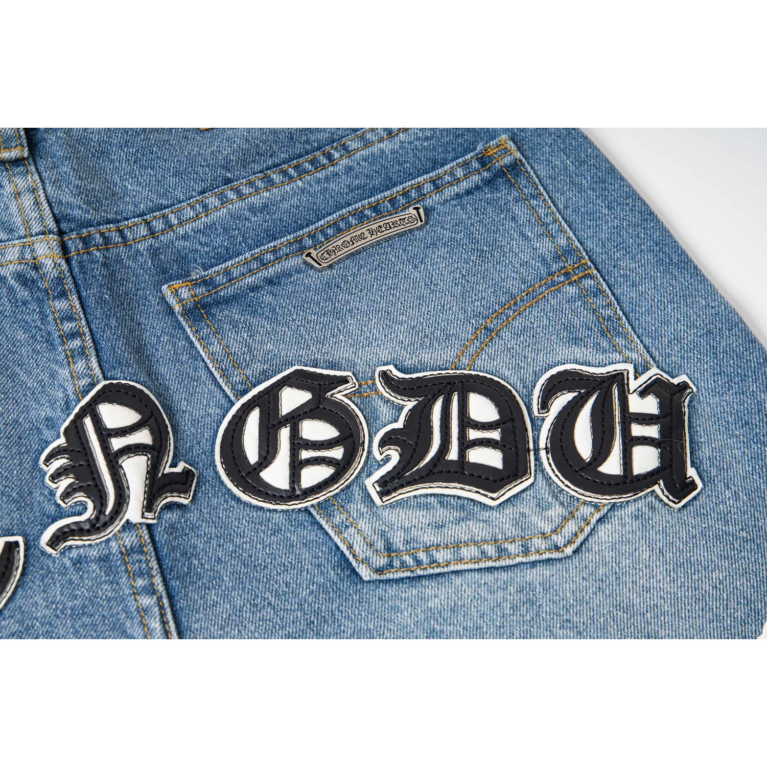 <p>CHROME HEARTS 浅蓝裤梵文黑白拼皮牛仔裤(1803#)</p>

<p>&nbsp;</p>