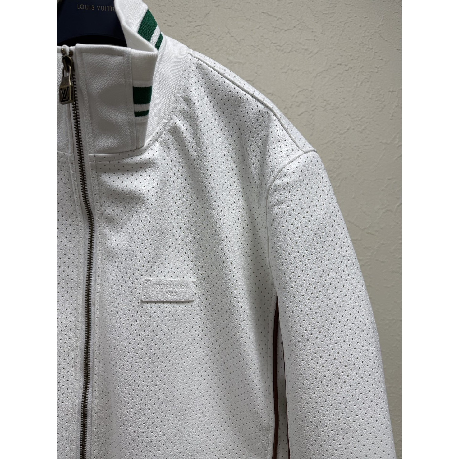 <p>LV Monogram立领罗纹皮外套(白)</p>