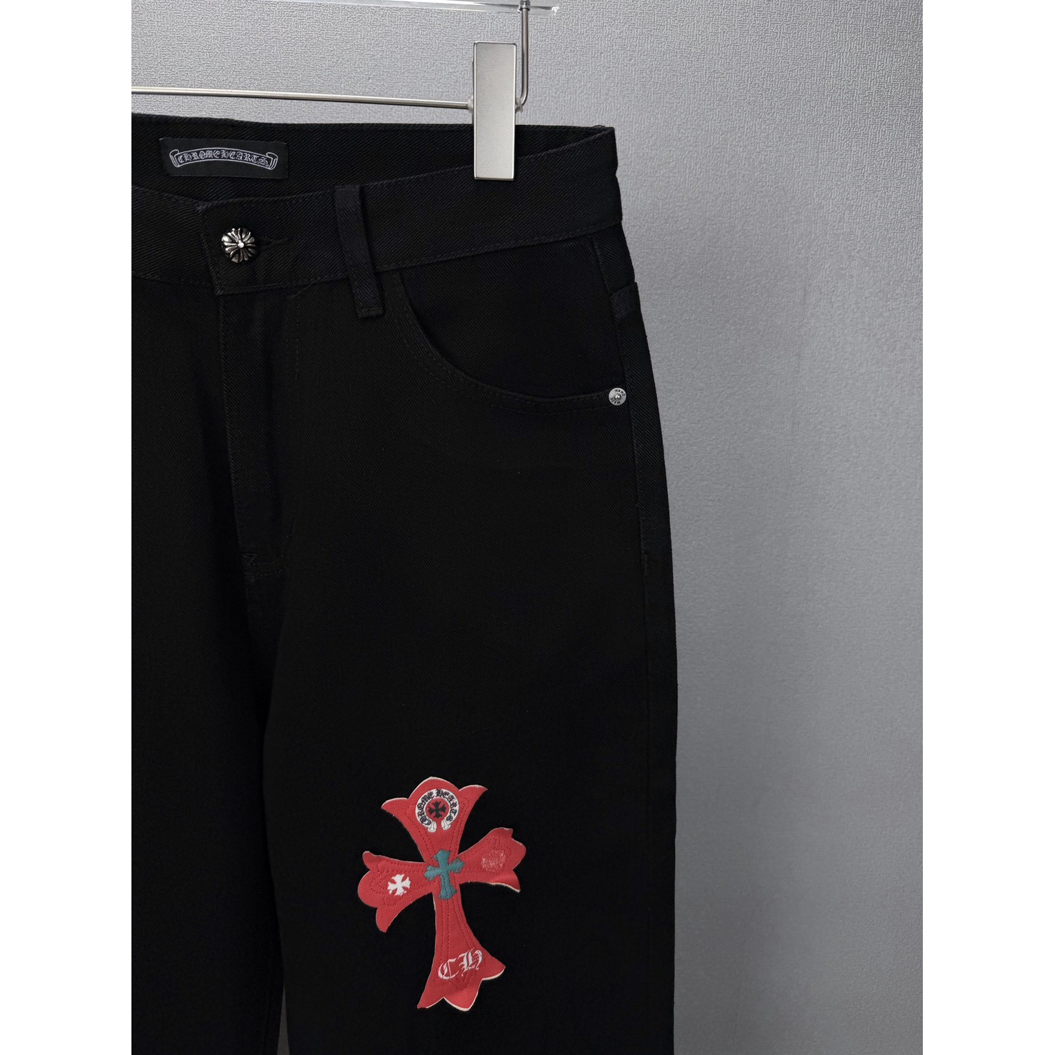 <p>CHROME HEARTS 红黄绿大十字架牛仔裤(黑)</p>