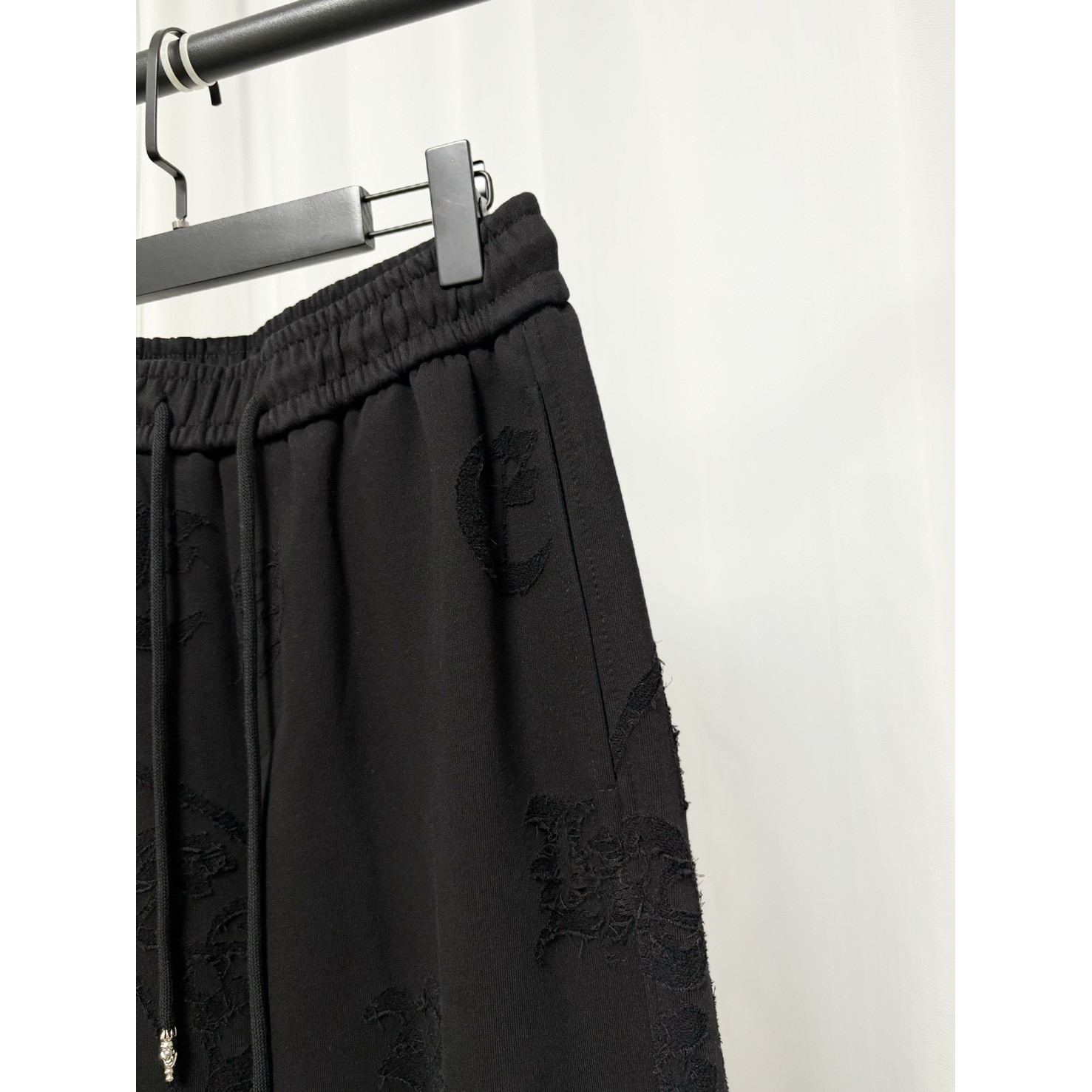 <p>&nbsp;Chrome Hearts 烧花工艺休闲长裤(黑)</p>