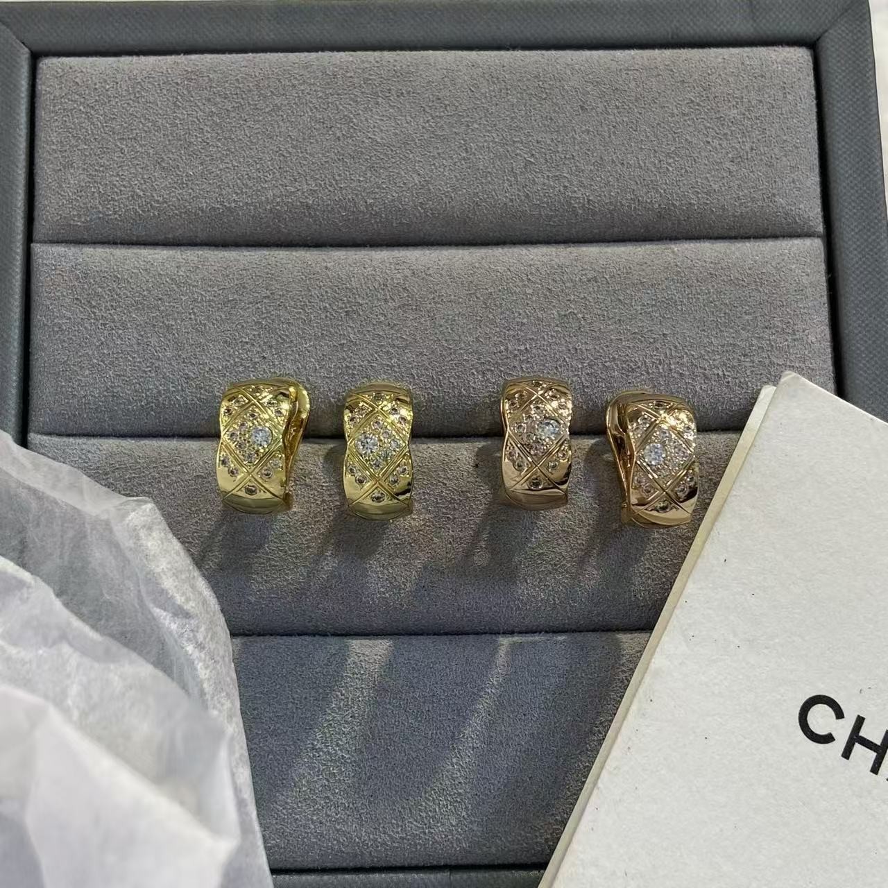 <p>CHANEL&nbsp; 菱格带钻/光面耳环</p>