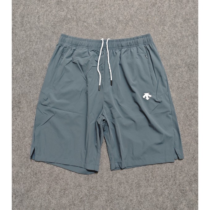 <p>DESCENTE 速乾短褲(灰)</p>