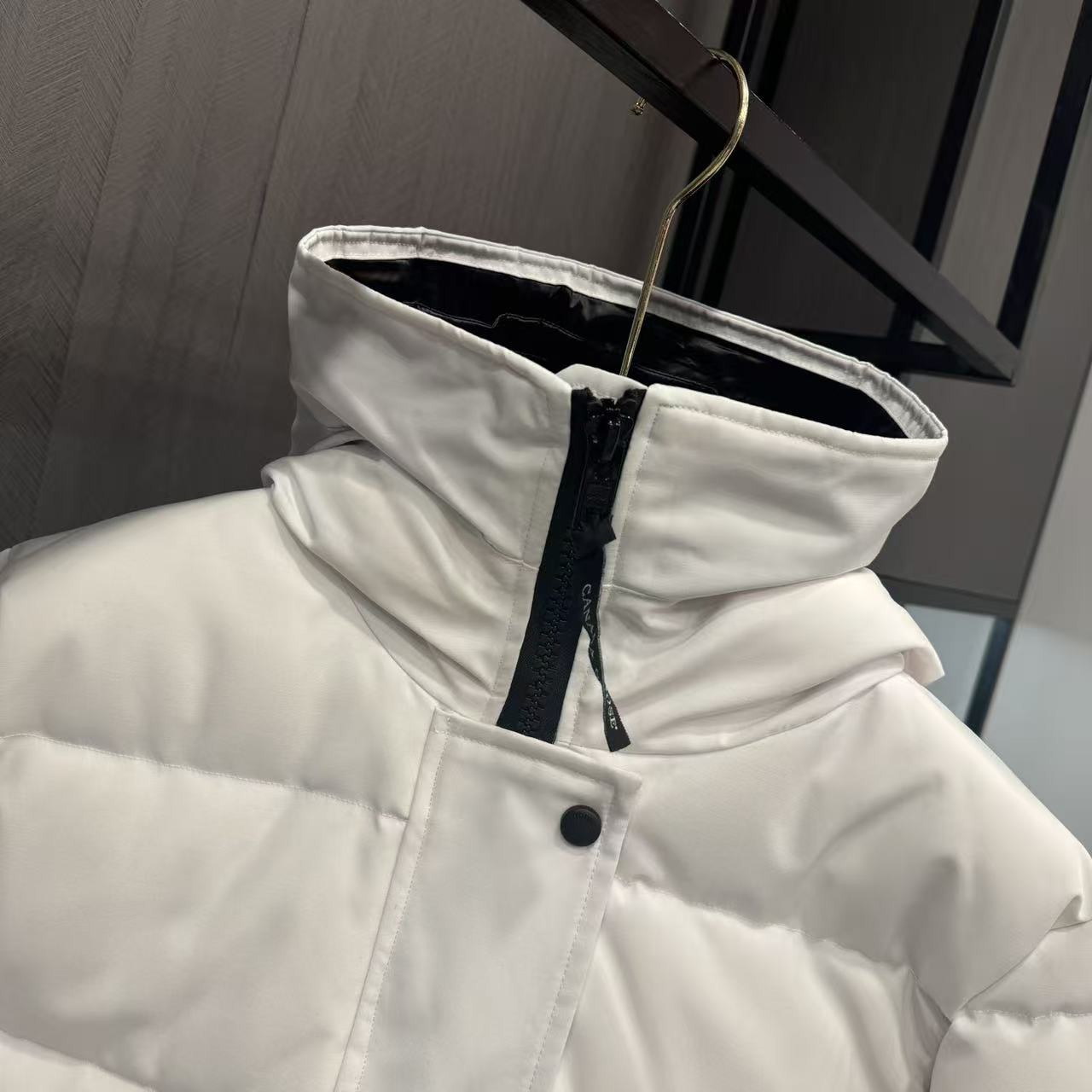 <p>Canada Goose Shelburn*派克大衣羽绒服(純白紅標)</p>