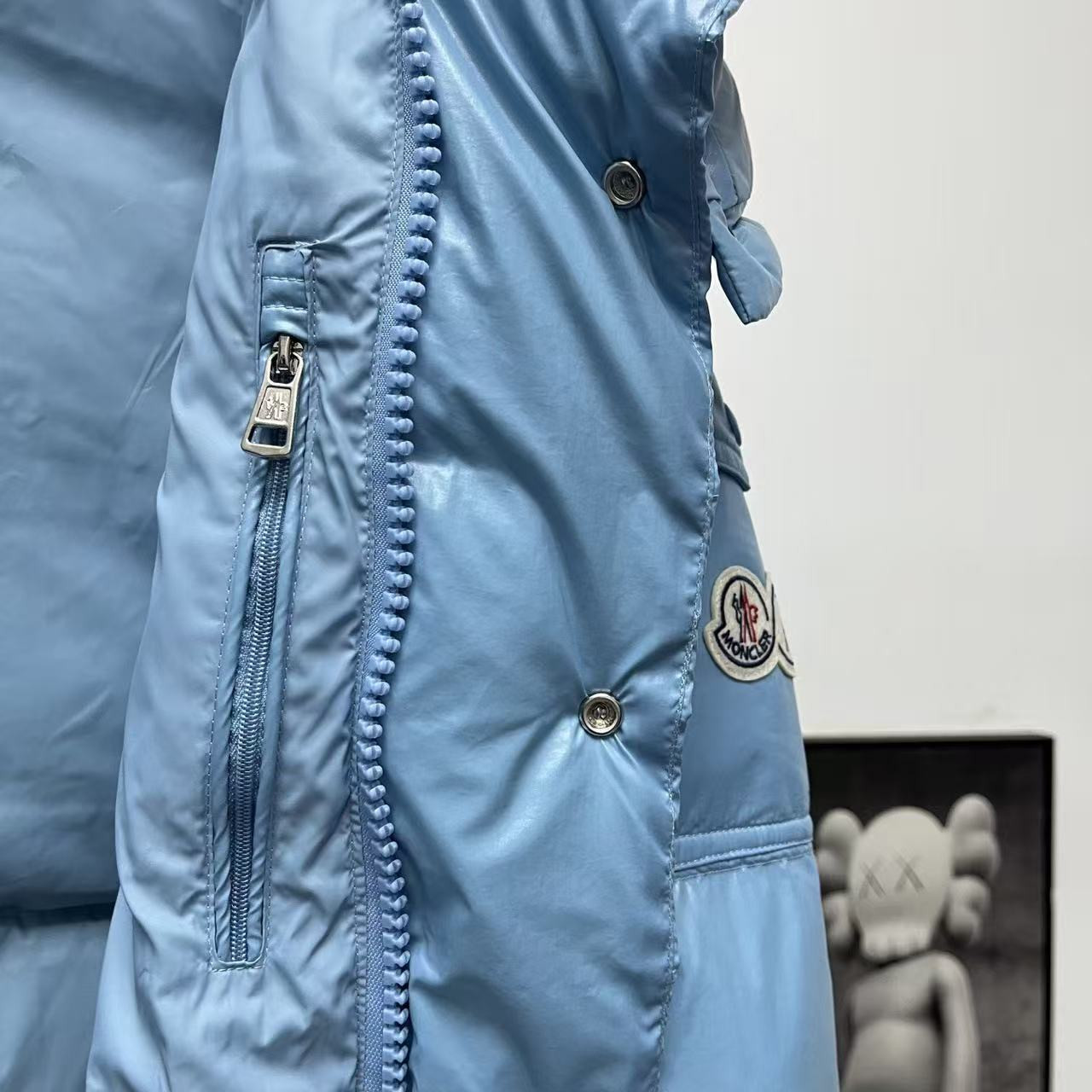 <p>Moncler 70周年双标连帽羽绒服(天藍色)</p>