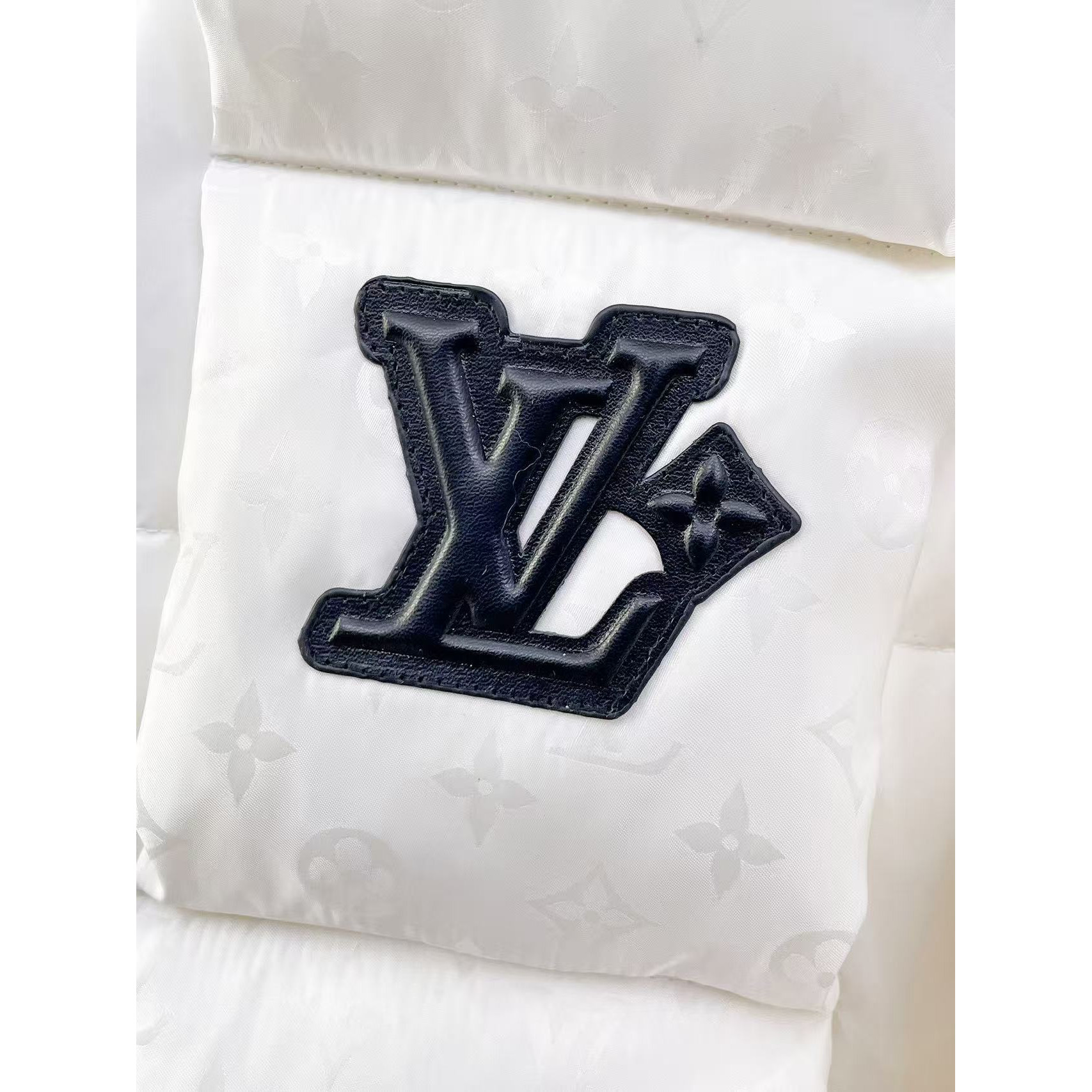 <p>LV 官网款新款羽绒服(白)</p>