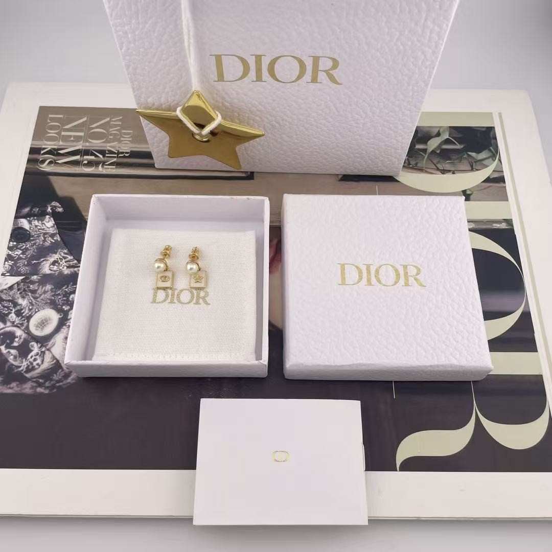 <p>DIOR&nbsp;小白方牌耳钉</p>