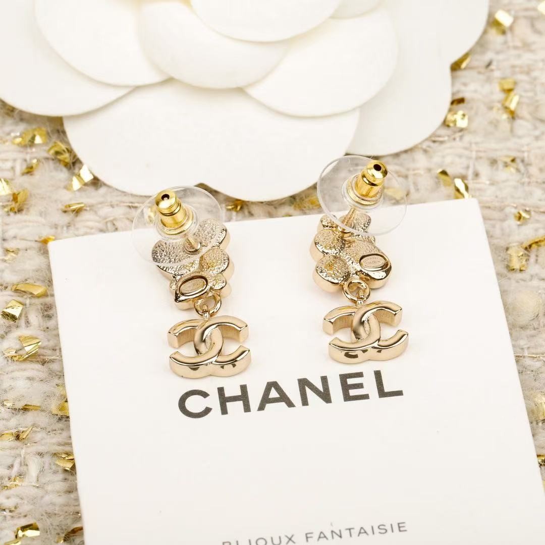 <p>CHANEL&nbsp;25K珐琅耳钉</p>