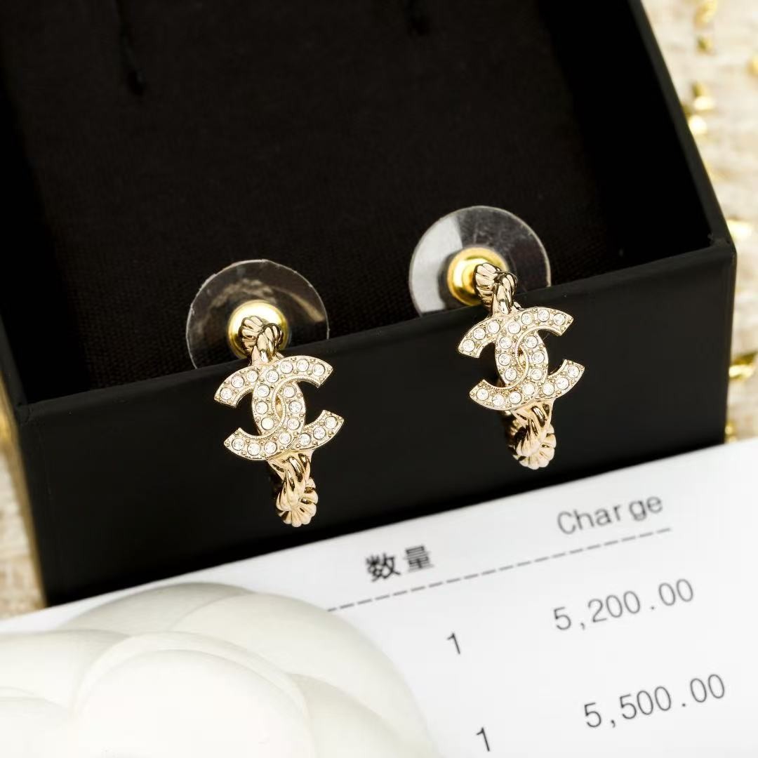 <p>CHANEL&nbsp;麻花双C小耳圈</p>