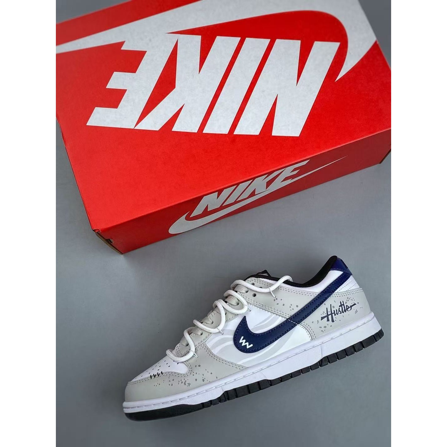 <p>NIKE DUNK LOW RETRO 联名款低帮休闲运动板鞋(白灰藍)</p>