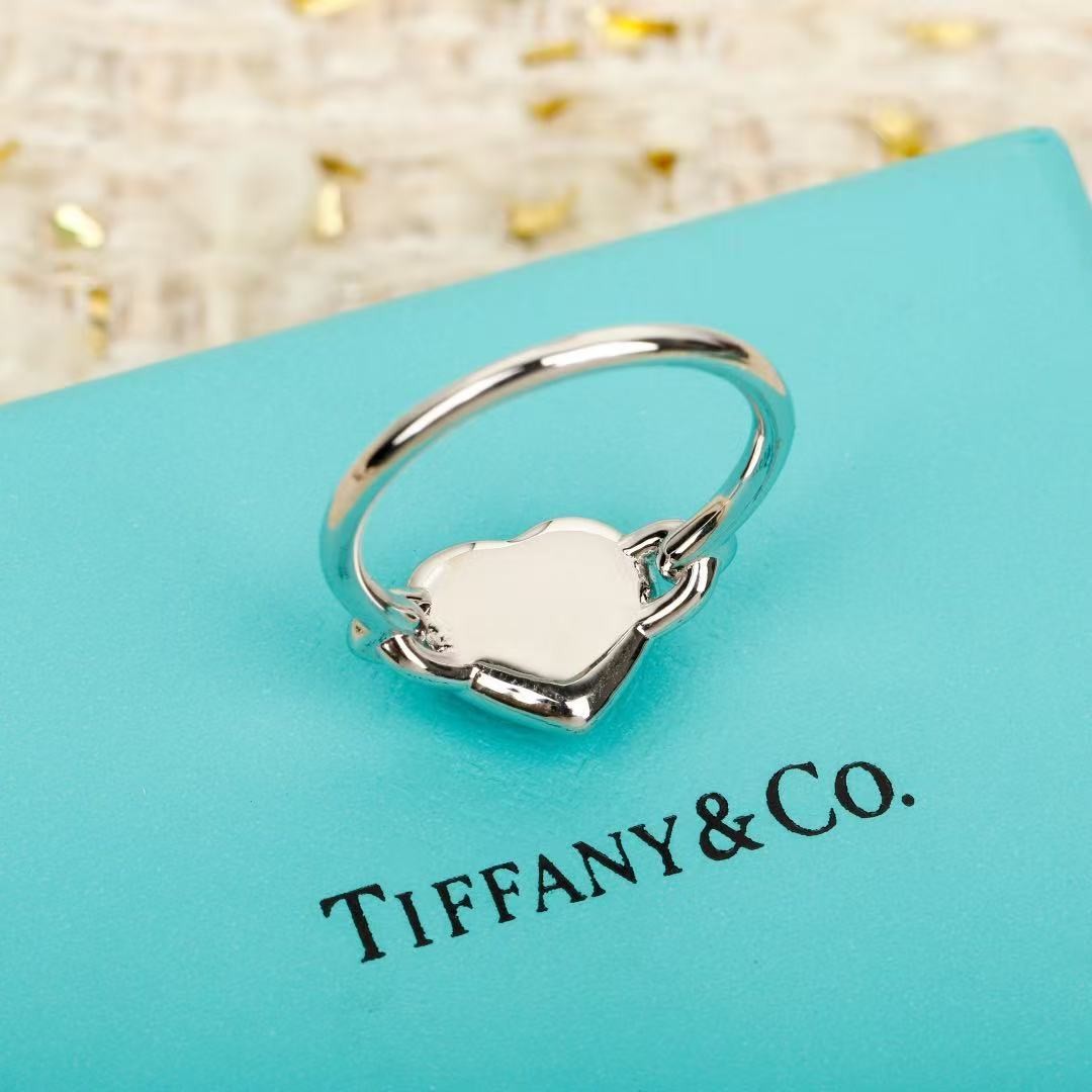 <p>Tiffany&nbsp;爱心滴油珐琅戒指</p>