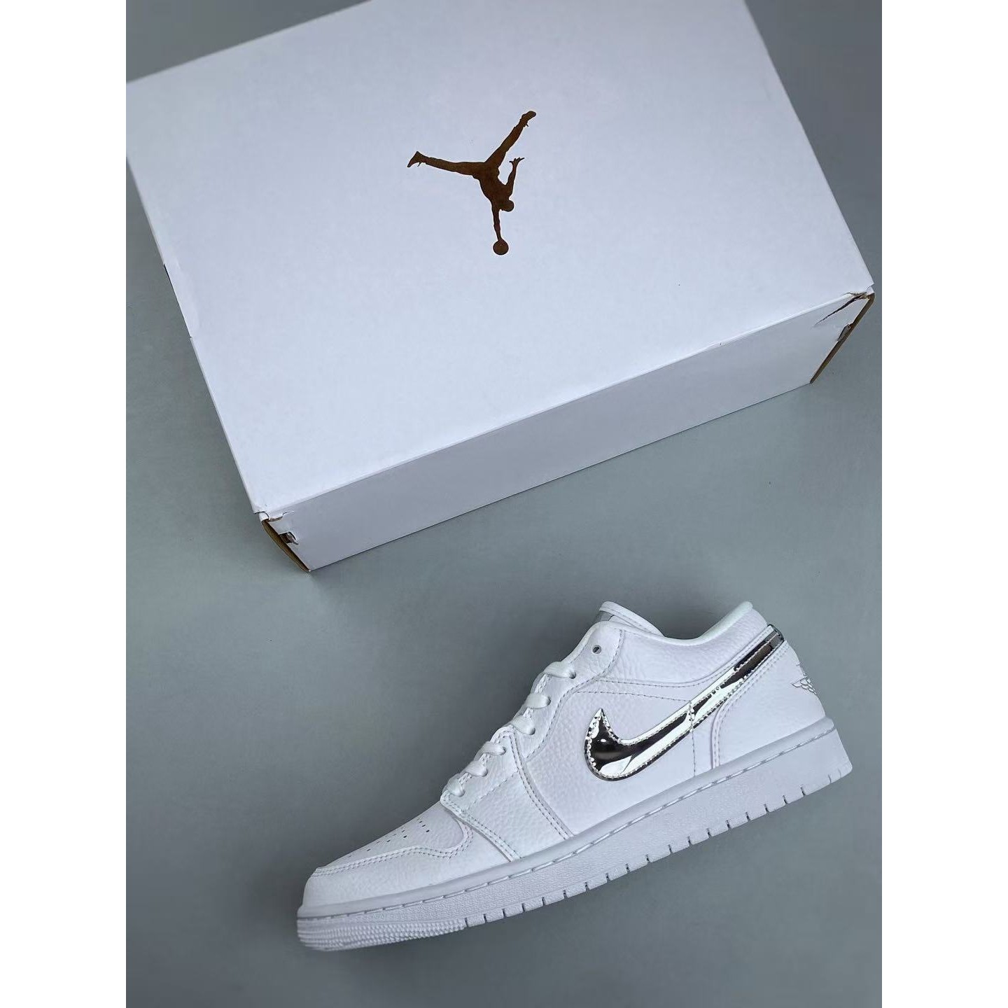<p>Nike WMNS AIR 乔1 复古文化篮球鞋(白色银勾)</p>