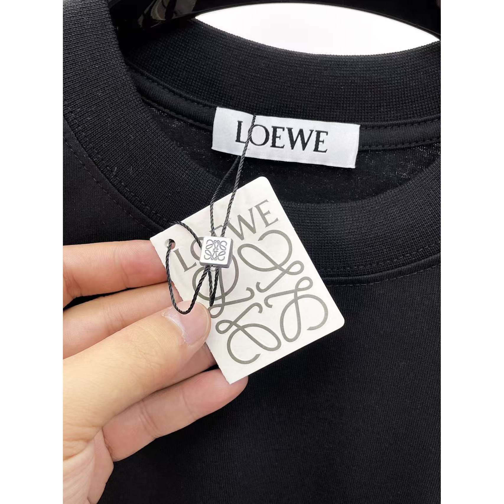 <p>LOEWE&nbsp;专柜新款短袖T恤(黑)</p>