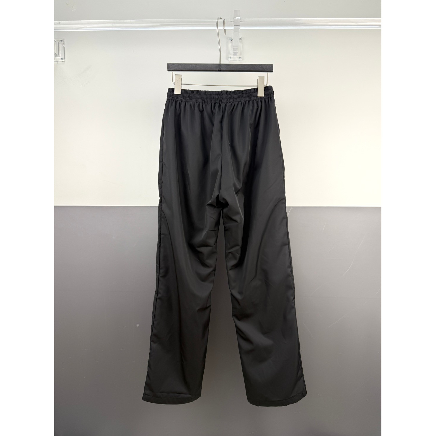<p>Balenciaga FOOTBALL系列3B徽标刺绣运动长裤(黑)</p>