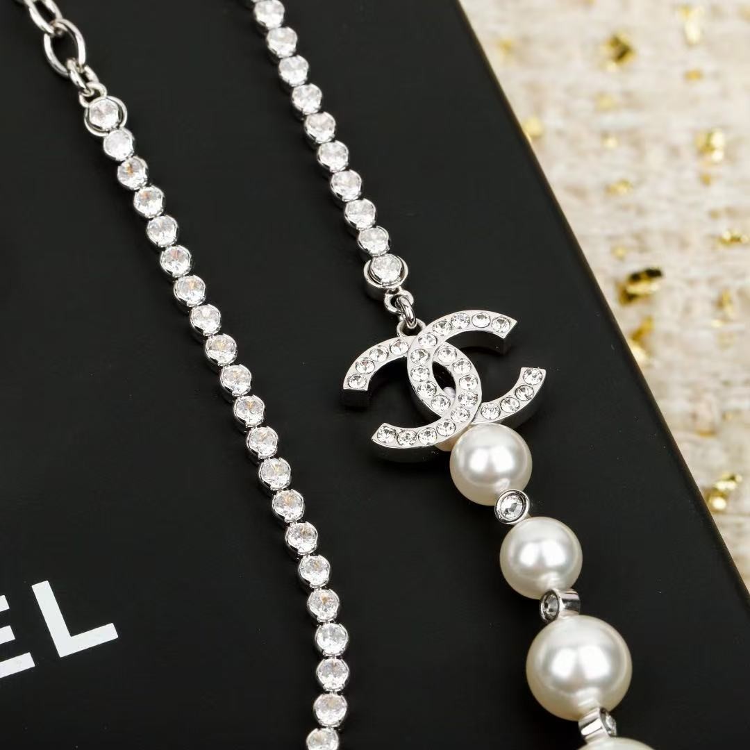 <p>CHANEL&nbsp; 银色水钻珍珠项链</p>