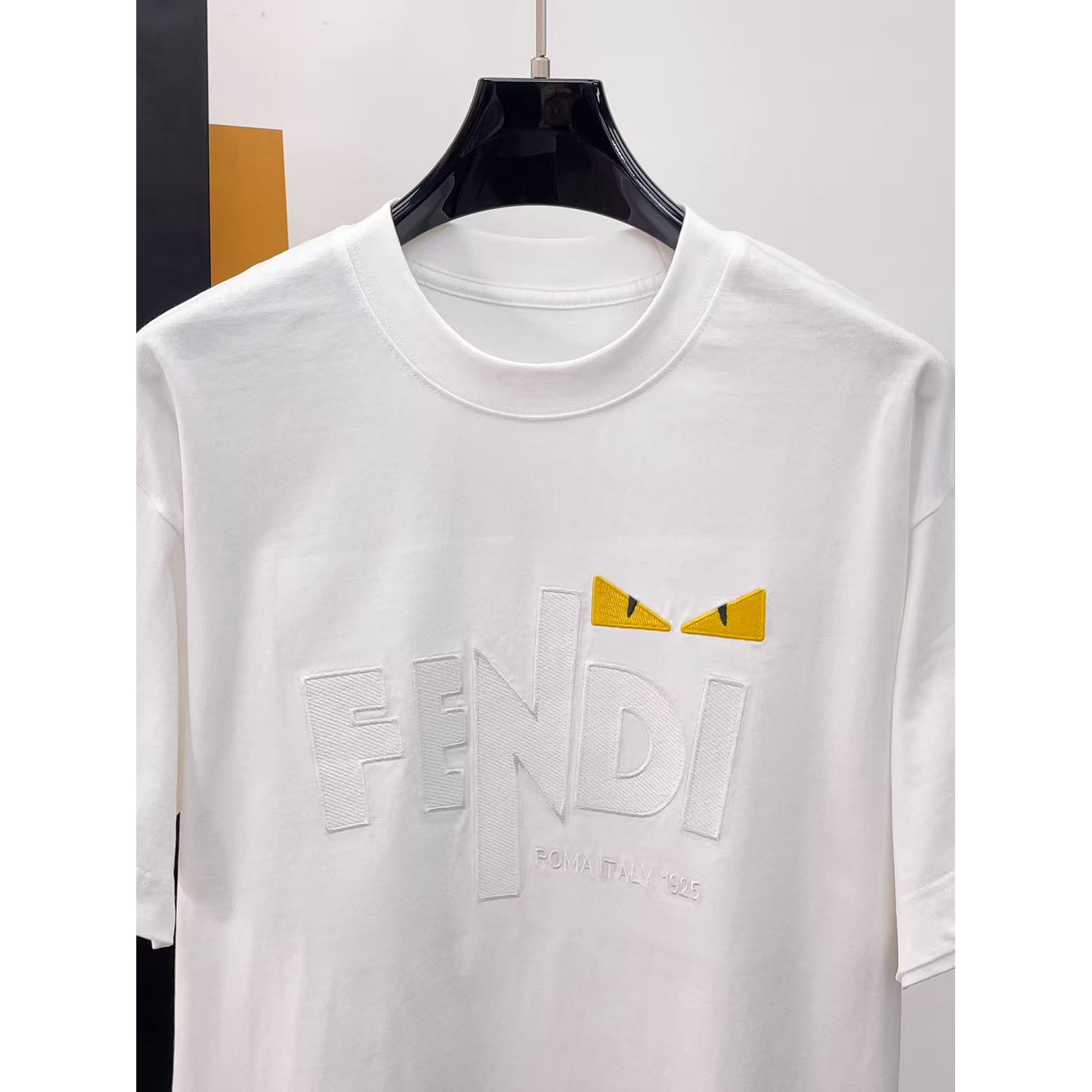 <p>FENDI&nbsp;专柜新款短袖T恤(白)</p>