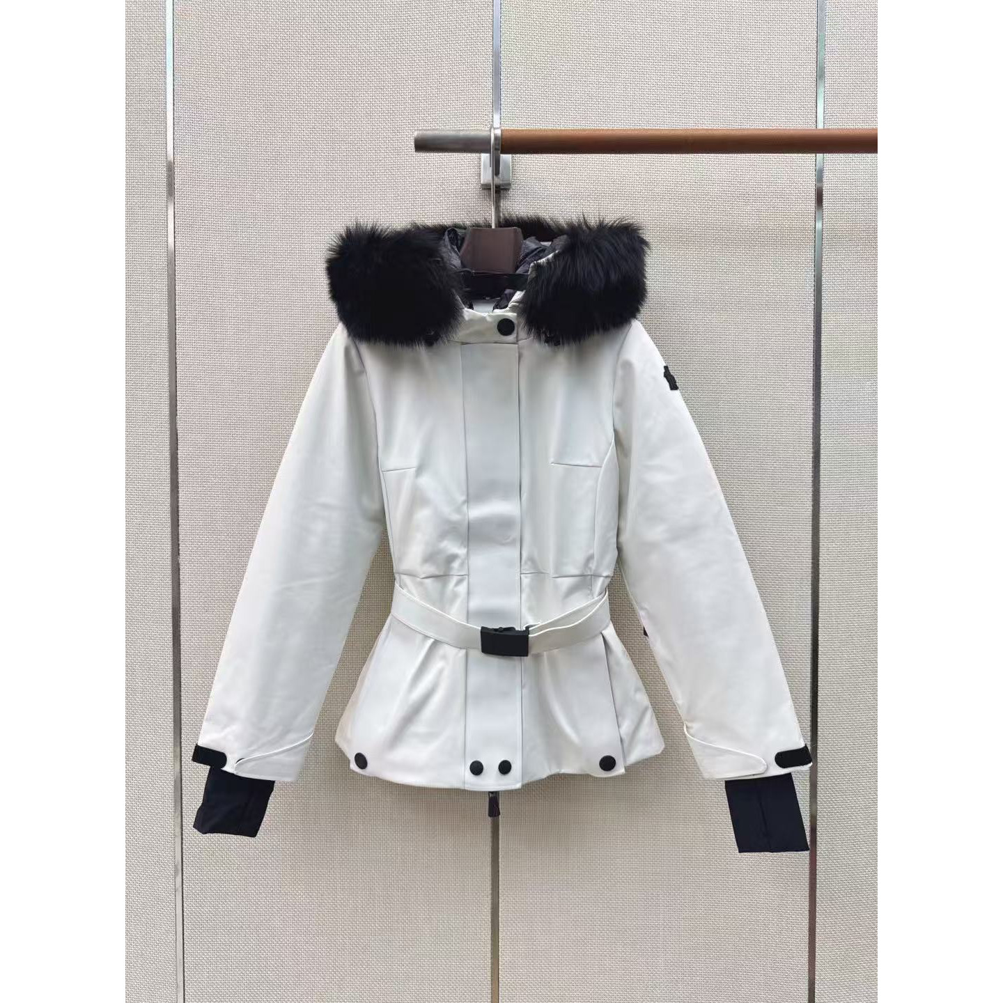 <p>MONCLER 经典Celac短款收腰羽绒滑雪服(白)</p>