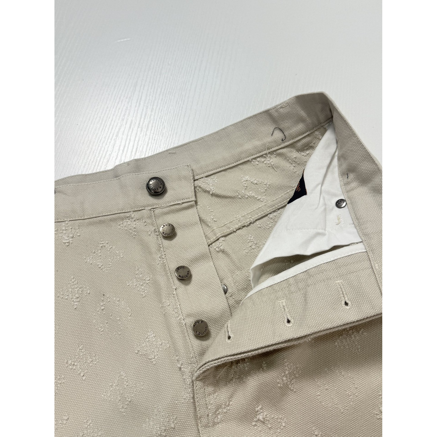 <p>LV 暗纹Monogram老花牛仔长裤(卡其)</p>