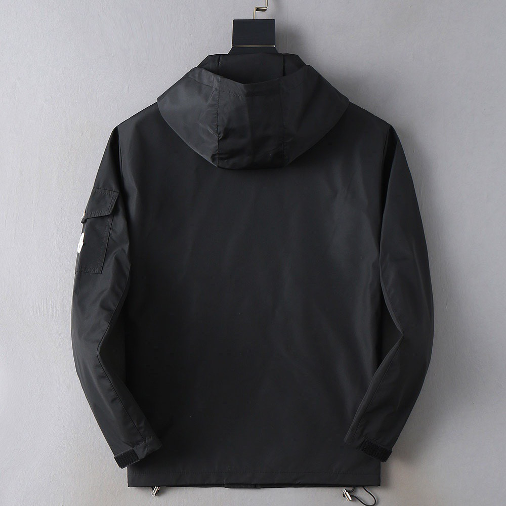<p>Moncler 新款男士夹克外套<br />
&nbsp;</p>