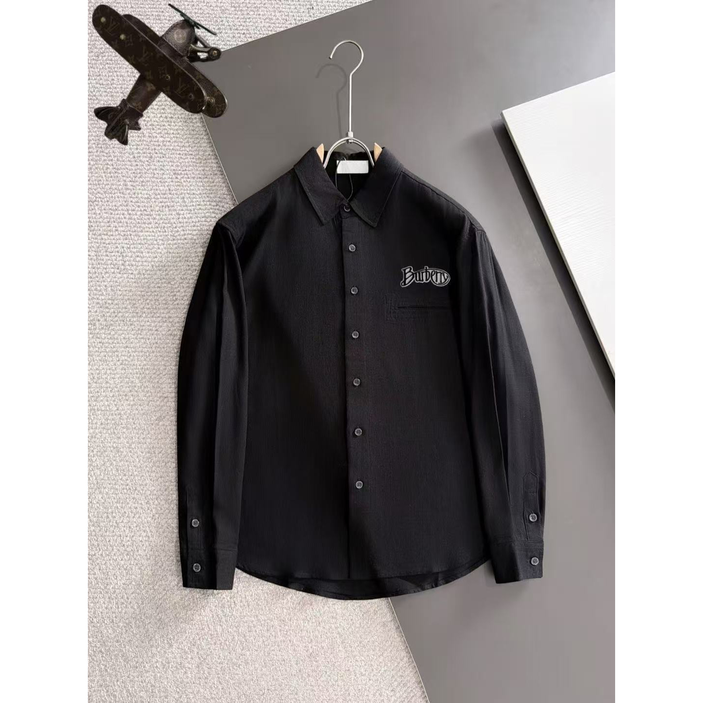 <p>BURBERRY 亚麻衬衫套装(黑)</p>