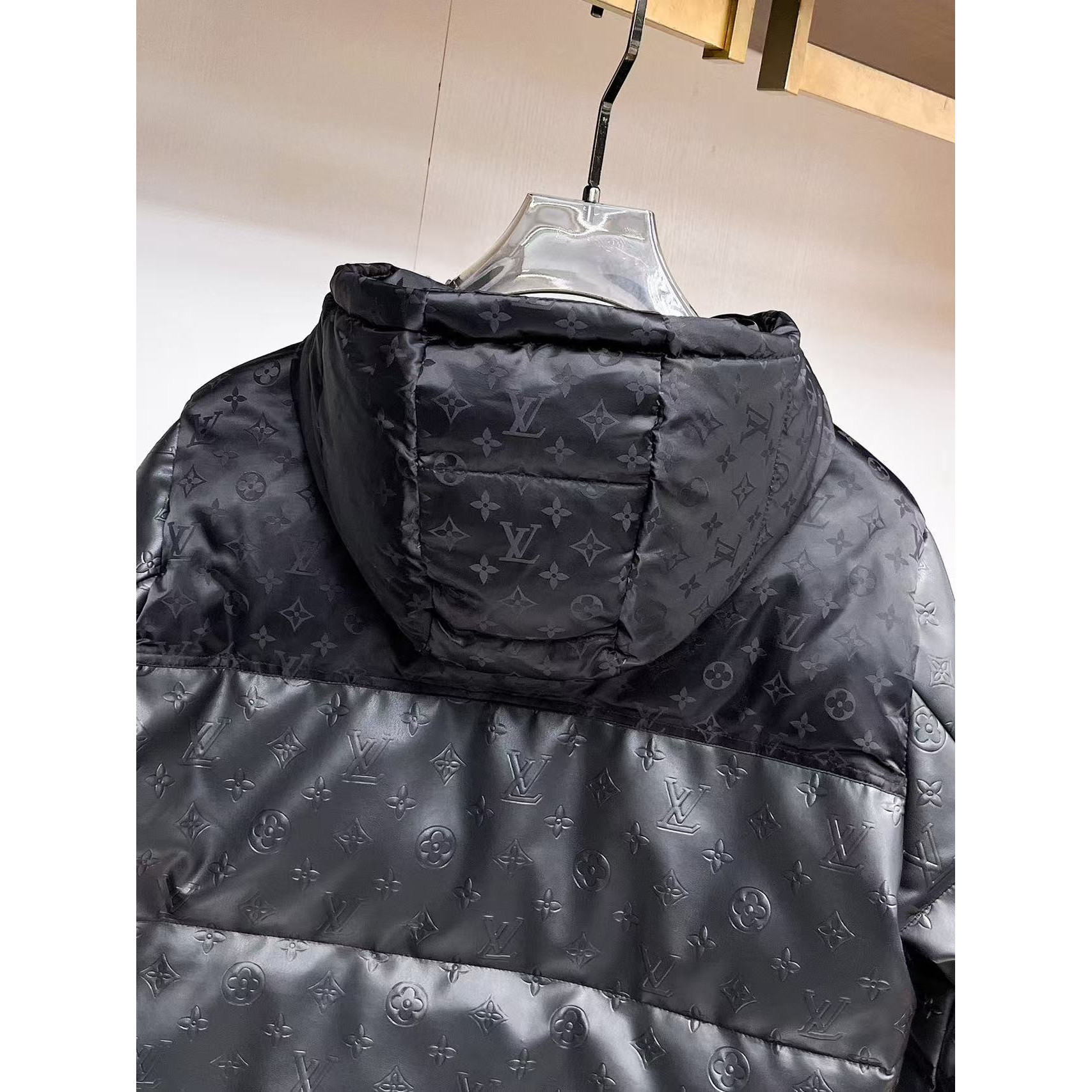 <p>LV 秋冬新款羽绒服(黑)</p>