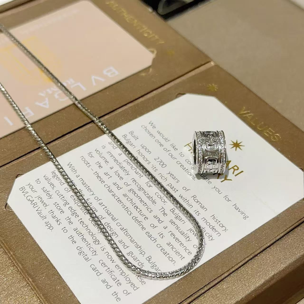 <p>BVLGARI&nbsp;项链</p>