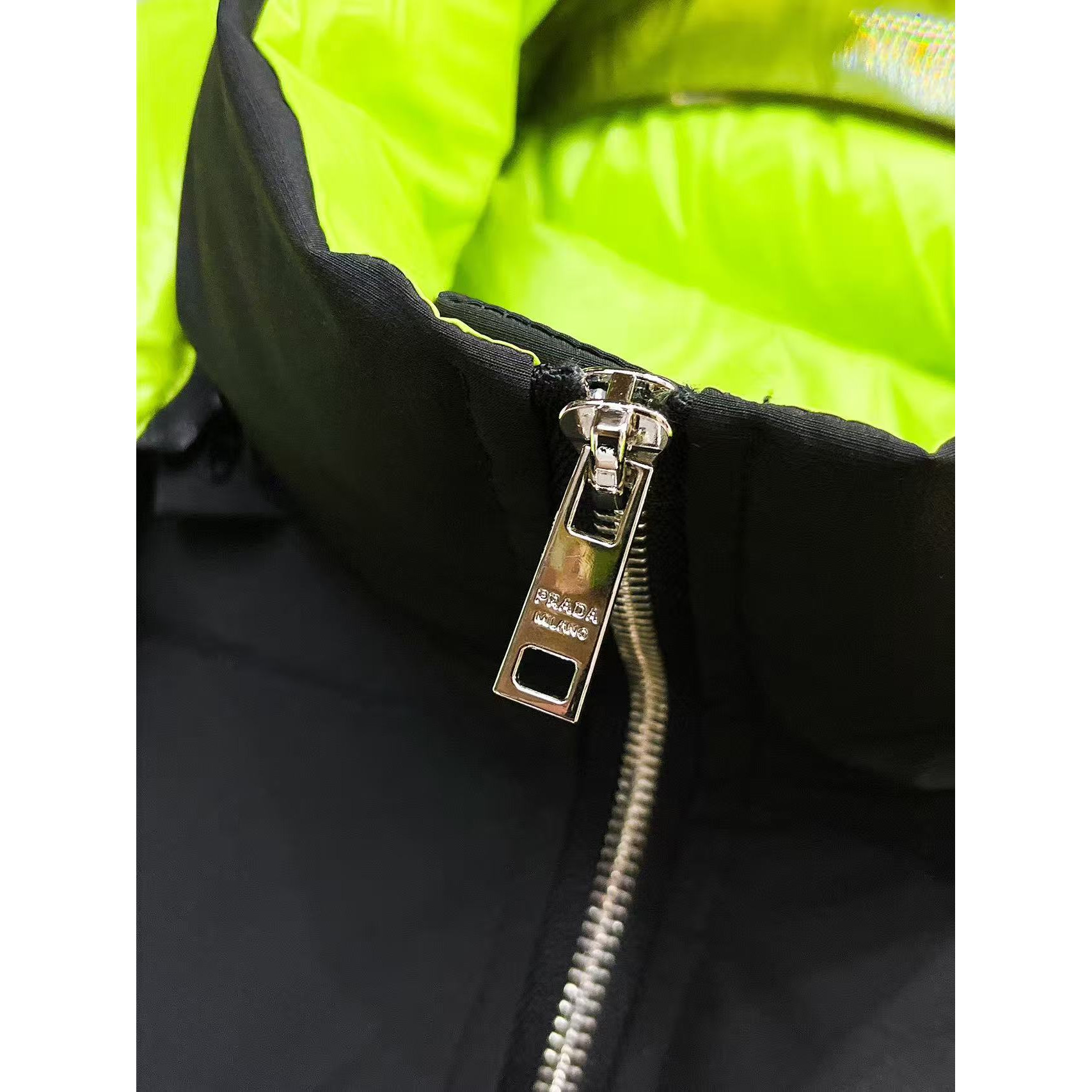<p>PRADA 秋冬新款羽绒服(黑)</p>