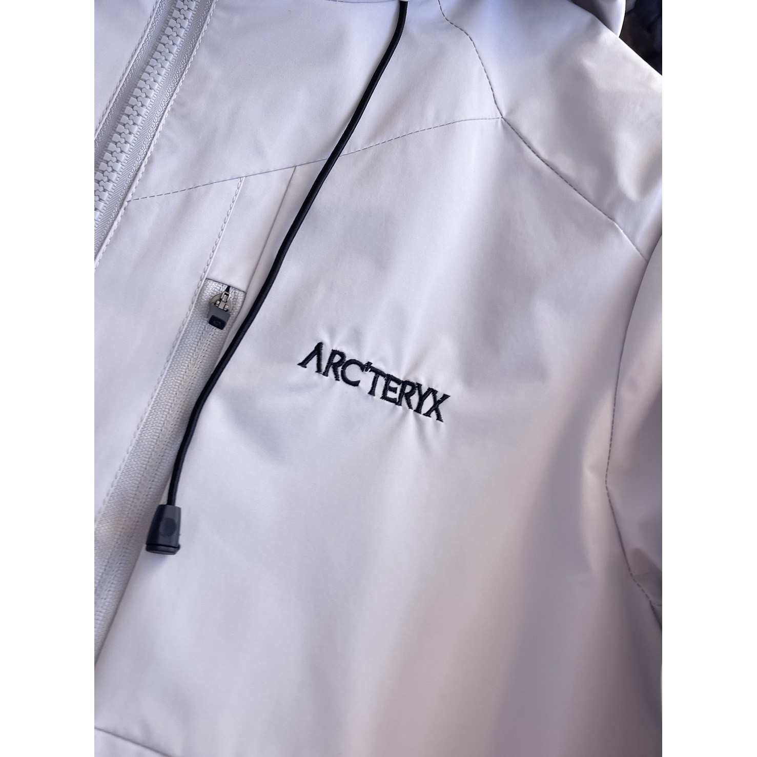 <p>Arc'teryx 男士夹克外套(白)</p>