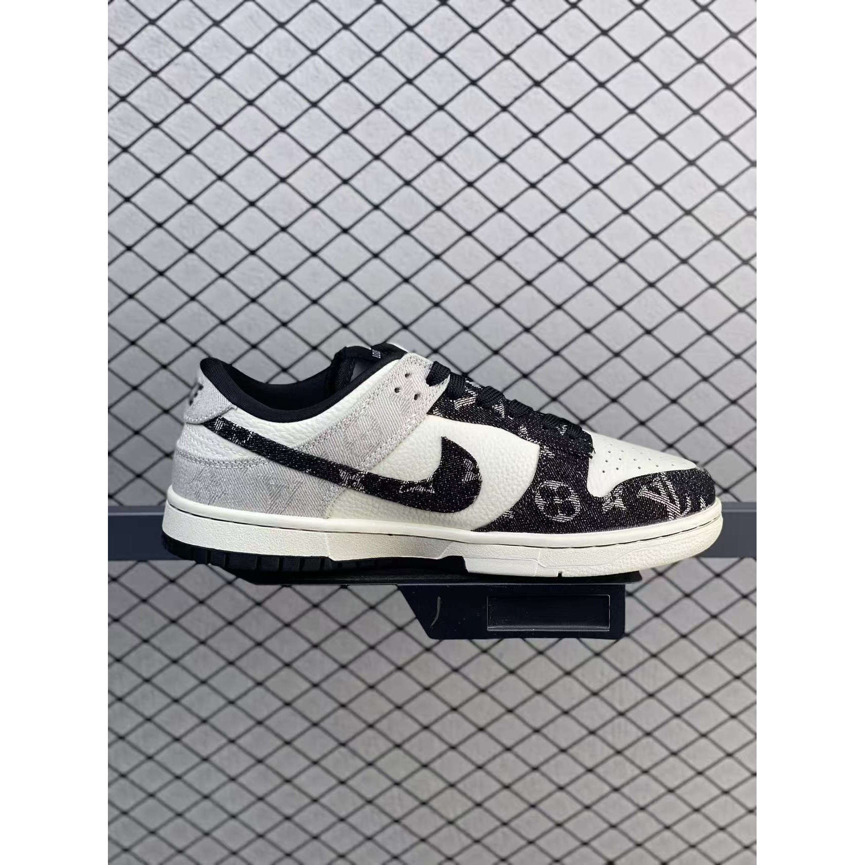 <p>Nike SB Dunk Low 青蓝牛仔休闲板鞋(黑)</p>