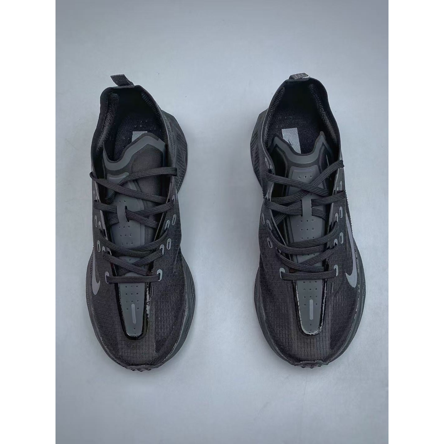 <p>Nike AVA X 透气支撑跑步鞋(黑灰)</p>